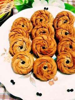 ટેસ્ટી ક્રિસ્પી લચ્છા મઠરી (Tasty Crispy Laccha Mathri Recipe In Gujarati) રેસીપી મુખ્ય ફોટો