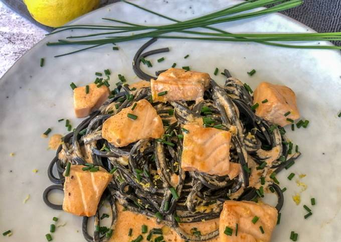 Schwarze Spaghetti mit Lachs