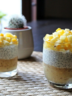 Una foto de Chía pudding de yogur de soja y frutas