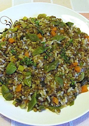 Foto principal de Lentejas con arroz blanco y judías planas - veggie