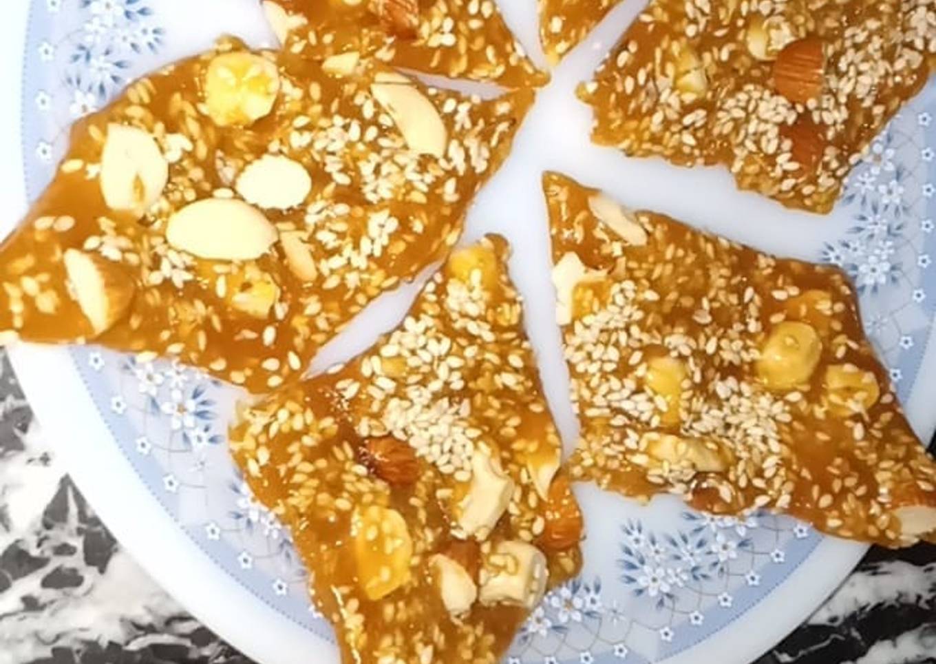Gur ki chikki 😋 گڑ کاجو بادام تِل کی چِکی❤