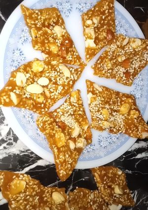 A picture of Gur ki chikki 😋گڑ کاجو بادام تِل کی چِکی❤.