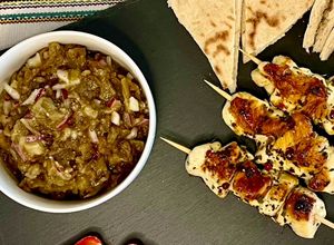 Une photo de Délicieux caviar d’aubergine accompagné de mini brochettes de poulet