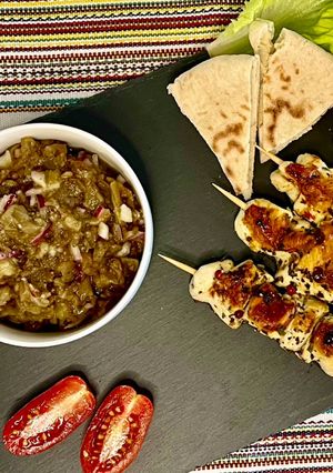 Une photo de Délicieux caviar d’aubergine accompagné de mini brochettes de poulet