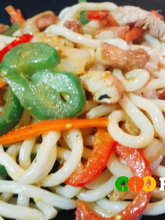 Una foto de Udon yaki con salsa Satay