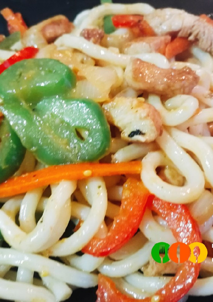 Una foto de Udon yaki con salsa Satay