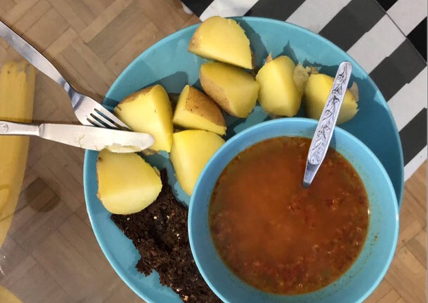 Sopa de quinoa con patata cocida y pan de masa madre