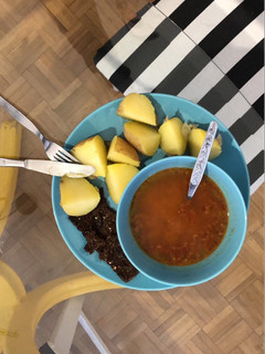 Una foto de Sopa de quinoa con patata cocida y pan de masa madre