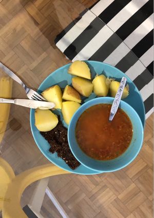 Una foto de Sopa de quinoa con patata cocida y pan de masa madre