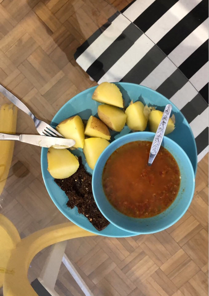 Una foto de Sopa de quinoa con patata cocida y pan de masa madre