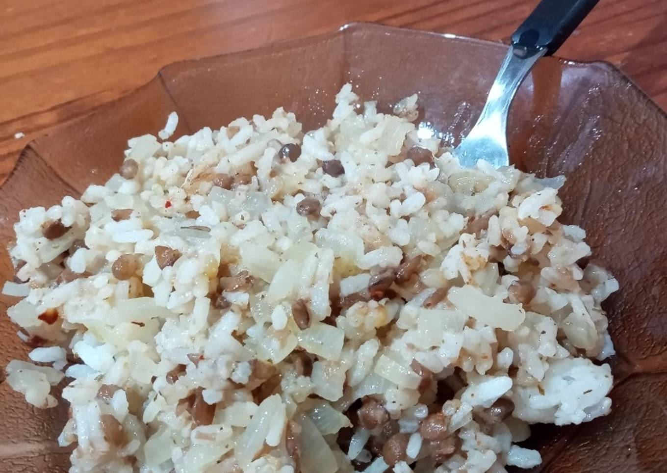 Salteado de arroz con lentejas y cebollita