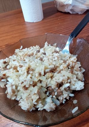 Una foto de Salteado de arroz con lentejas y cebollita