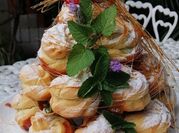 Una foto de profiteroles con caramelo