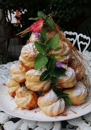 Una foto de Croquembouche
