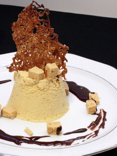 Una foto de Helado de mascarpone y turrón con teja de vinagre