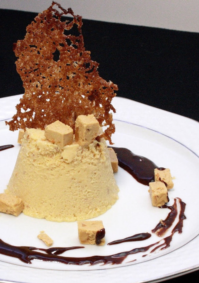 Una foto de Helado de mascarpone y turrón con teja de vinagre