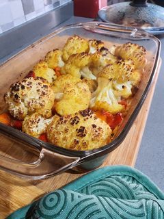 Una foto de Ensalada de coliflor y verduras asadas