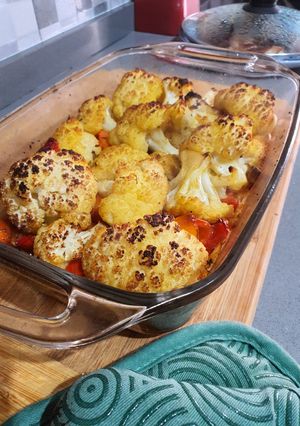 Una foto de Ensalada de coliflor y verduras asadas