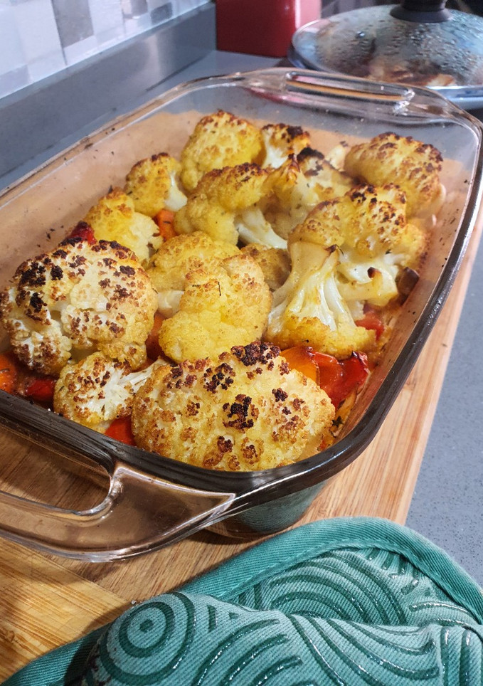Una foto de Ensalada de coliflor y verduras asadas