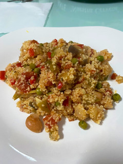 Una foto de Cus cus con verduras