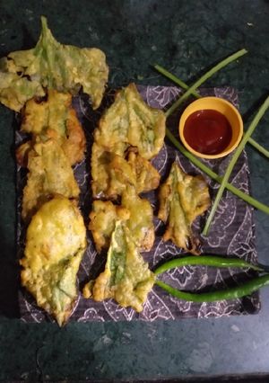 ક્રીસ્પી પાલકના ભજીયા રેસીપી મુખ્ય ફોટો