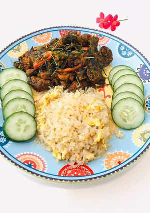 รูปของ ผัดเผ็ดปลาดุกกรอบกับข้าวบุกผัดไข่ คีโต