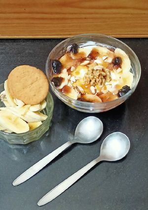 બનાના વોલનટ ગ્રીક યોગર્ટ (Banana Walnut Greek Yoghurt Recipe In Gujarati) રેસીપી મુખ્ય ફોટો