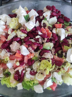 Una foto de Ensalada de alubias rojas con queso y atún
