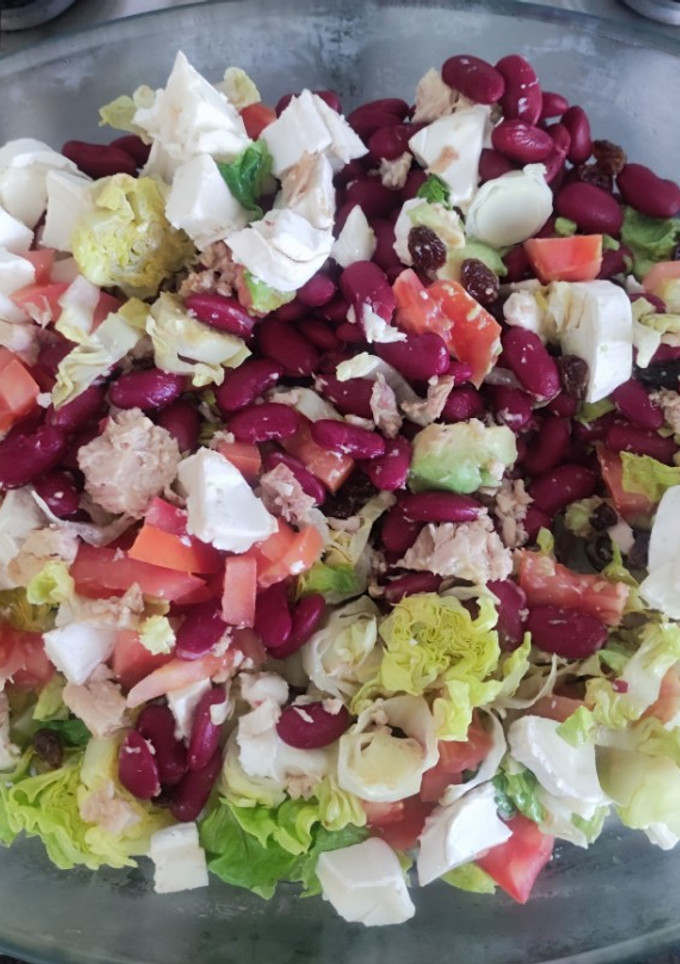 Una foto de Ensalada de alubias rojas con queso y atún