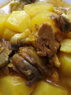 Una foto de Estofado de pollo y alcachofas