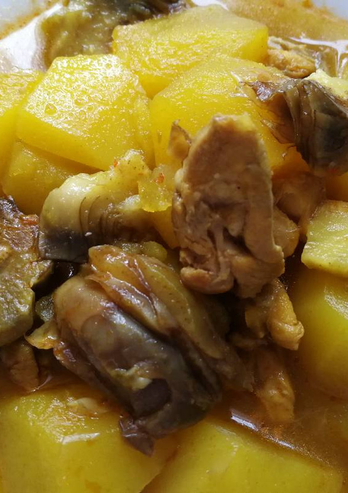 Una foto de Estofado de pollo y alcachofas