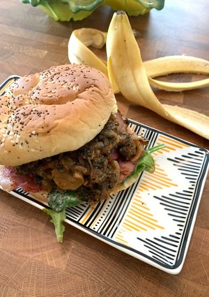 Une photo de ☆Burger façon « Pulled Pork » aux Peaux de Bananes☆