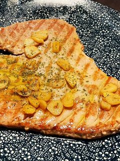 Una foto de Atún rojo a la plancha con ajo confitado y guindilla 🌶️