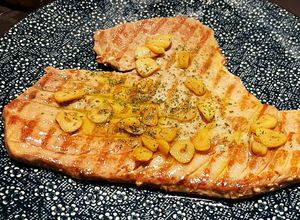 Foto principal de Atún rojo a la plancha con ajo confitado y guindilla 🌶️