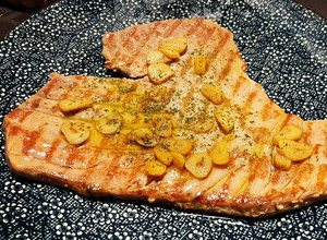 Foto principal de Atún rojo a la plancha con ajo confitado y guindilla 🌶️