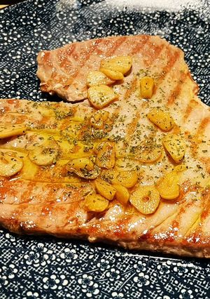 Foto principal de Atún rojo a la plancha con ajo confitado y guindilla 🌶️