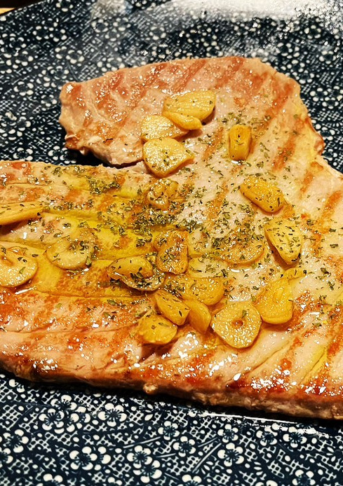 Una foto de Atún rojo a la plancha con ajo confitado y guindilla 🌶️