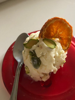 Una foto de Helado de pistacho, cardamomo y naranja