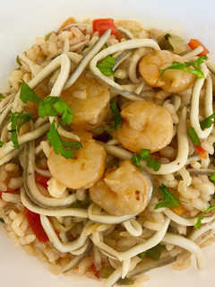Una foto de Arroz picantón con gulas y gambas