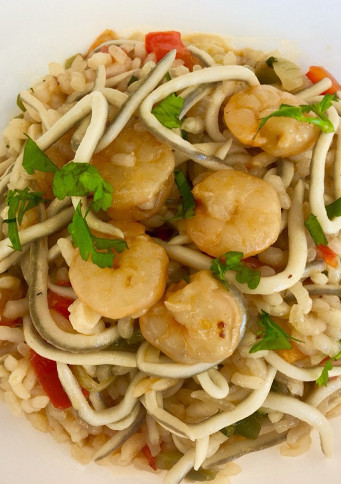 Una foto de Arroz picantón con gulas y gambas