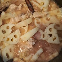 A picture of PorkRibs and Lotus Roots with Red permented sauce.