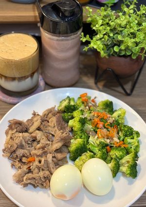 Foto resep Healthy Diet Food: Beef slice, broccoli and boiled egg (low fat coffee + smoothies) (Ramadan Day 2)