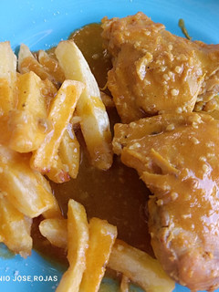 Una foto de Contramuslos de pollo en salsa "dorada"/amarilla