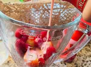 Una foto de Smoothie de kiwi, con frambuesa y fresas.🥝🍓😋