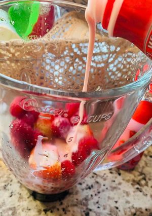 Una foto de Smoothie de kiwi, con frambuesa y fresas.🥝🍓😋
