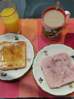Foto principal de Desayuno completo: tostadas de jamón York y de mantequilla y miel
