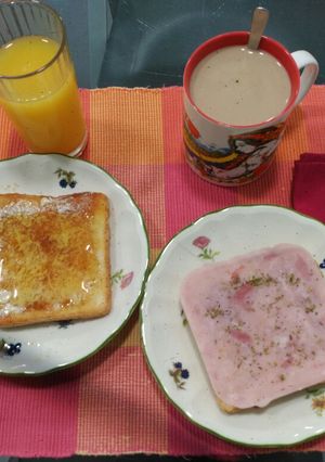 Una foto de Desayuno completo: tostadas de jamón York y de mantequilla y miel