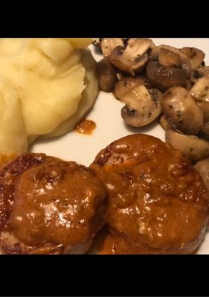 Una foto de Filetes con salsa “Suya” y guarnición