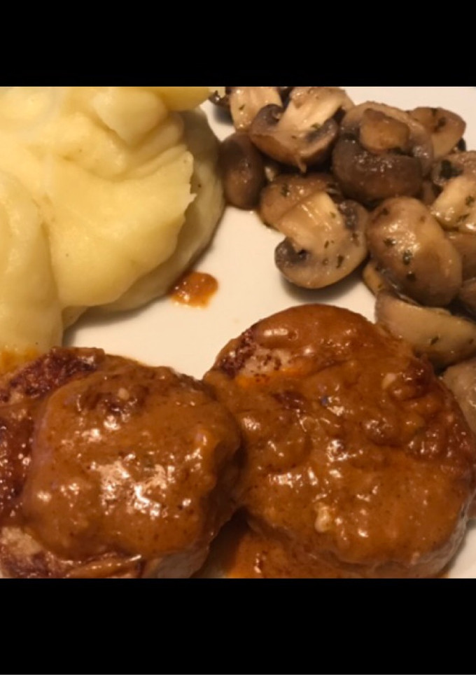 Una foto de Filetes con salsa “Suya” y guarnición