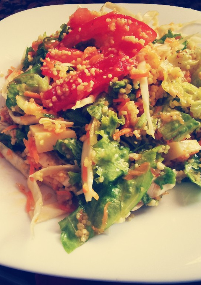 Una foto de Ensalada completa con cuscús